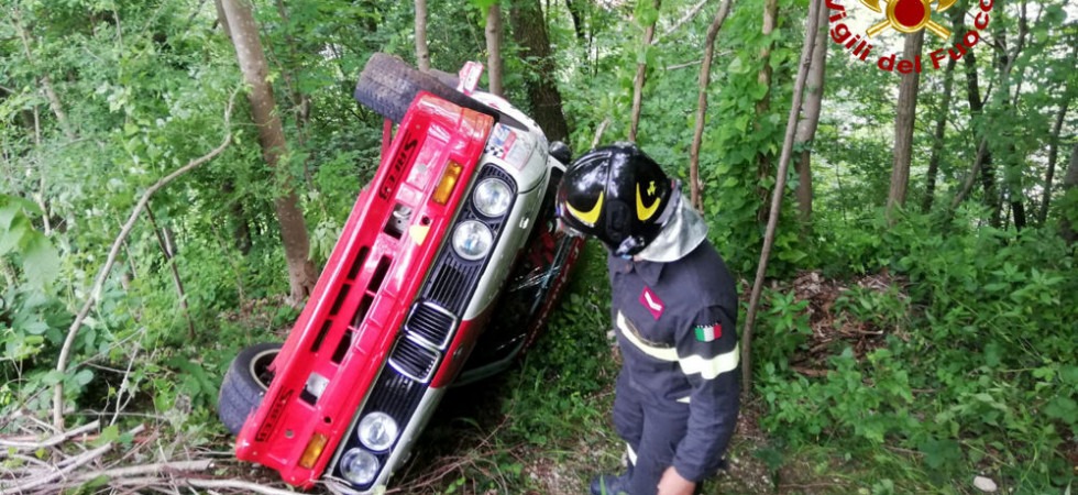 Guasto meccanico e perde il controllo dell'auto durante il rally finendo in una scarpata